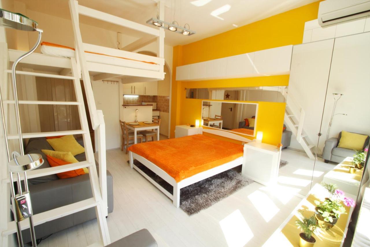 Sunny Studio With Balcony In Party District Budapest Exterior photo
